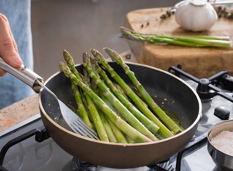 how to cook asparagus in a pan on stovetop