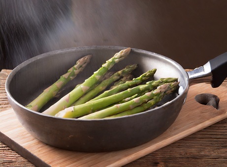how to cook asparagus in a pan